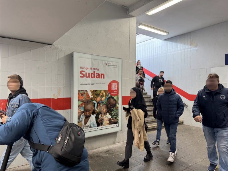 Hbf, Bstg.-Ufg.,li. vor Aufgang Gl. 2/3