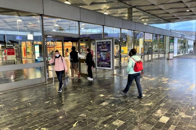 Hbf, Bf-Vorplatz, Ri. EG, links