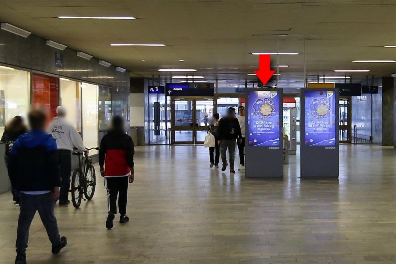 Hbf, Bstg.-Ufg., Nh. Aufgang Gl. 1+2, links