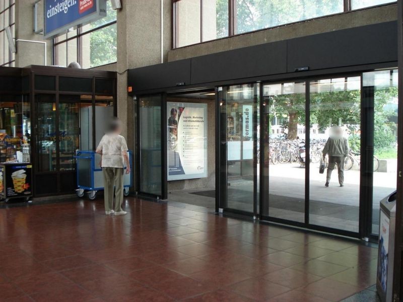 Hbf, rechter Haupteingang, re. Wand