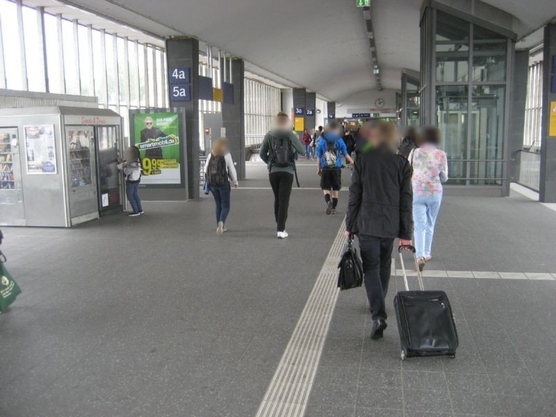 Hbf, Quer-Bstg., Zugang Gl. 4a, li.