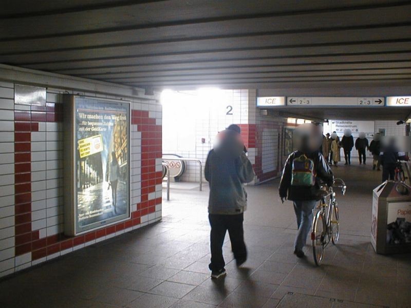 Hbf, Fußg.-Ufg., li.v. aufg. zu Gl.2/3, re.Vitrine