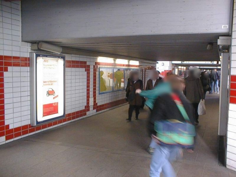 Hbf, Fußg.-Ufg., li.v. aufg. zu Gl.1, li.Vitrine