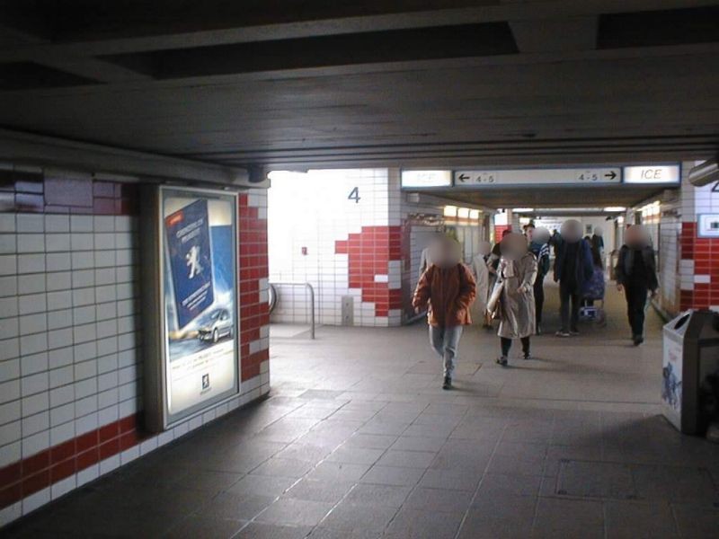 Hbf, Fußg.-Ufg., li.v. aufg. zu Gl.4/5, li.Vitrine