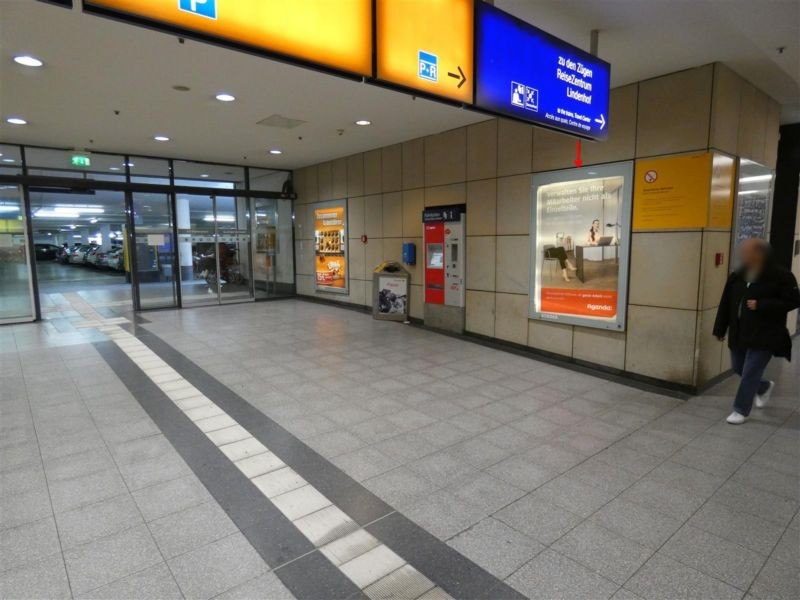 Hbf, UG, im Zugang zur Tiefgarage, re. 2. Sto.
