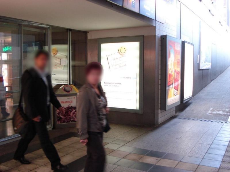 Hbf, Bstg.-Ufg., Zugang Ostmall, re. neben Tür