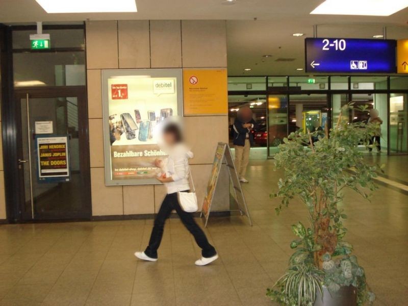 Hbf, Untergeschoss, li. neben Zug.zur Tiefgarage
