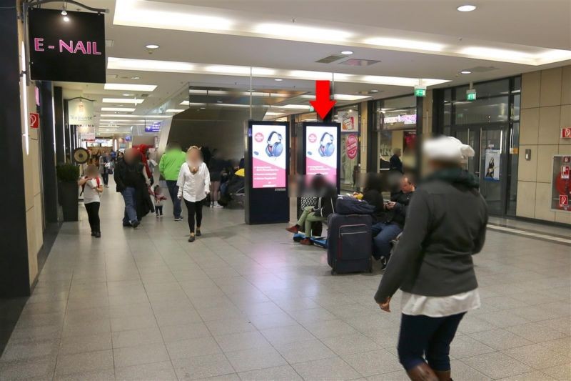 Hbf, östliche Bstg-Ufg. zw. Sitzbänken, 1