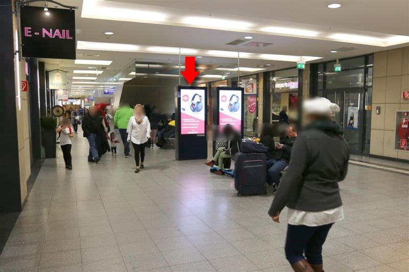 Hbf, östliche Bstg-Ufg. zw. Sitzbänken, 2