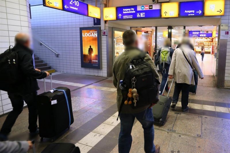 Hbf, Bstg.-Ufg., Zugang Ostmall, links