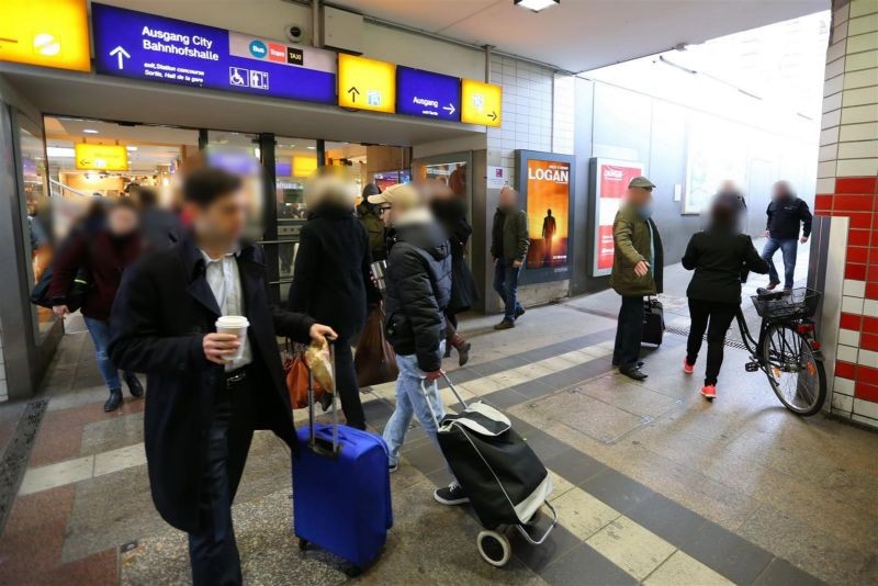 Hbf, Bstg.-Ufg., Zugang Ostmall, rechts