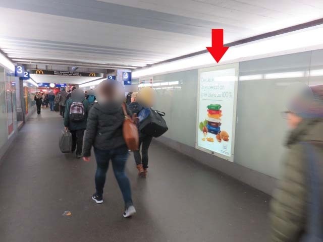 Hbf, Bstg.-Ufg., li.  Westausg. zw. Gl. 3+4