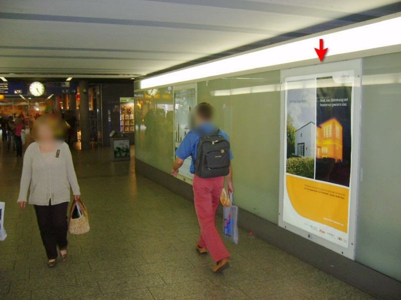 Hbf, Bstg.-Ufg. li. Westausg. zw. Gl. 1+2, 2.Sto.