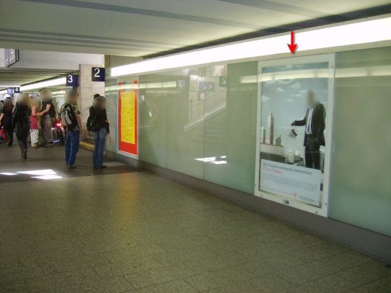 Hbf, Bstg.-Ufg. re. Westausg. zw. Gl. 1+2, 2.Sto.