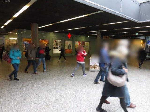 Hbf, Basement Lichthof, geg. Rolltreppe 4 Sto.