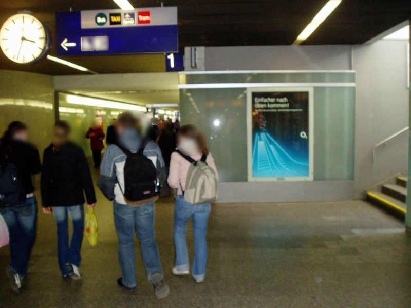 Hbf, südl. Bstg.-Ufg., an Treppe zuGleis 1, links