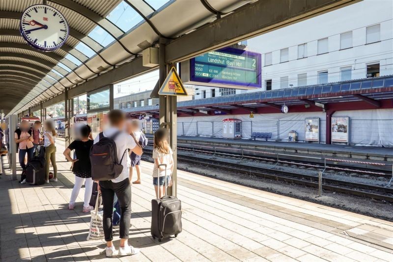 Hbf, Bstg., Gleis 1, Seite Gleis, 2. Sto.