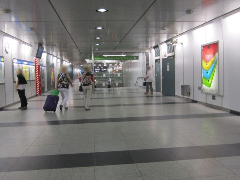 Feldmoching vor Abgang Treppe neb. WC