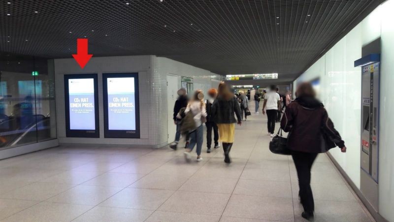 U-Bf Hbf, Sperrengesch., re.nb.Rolltr., 1.Sto. li.