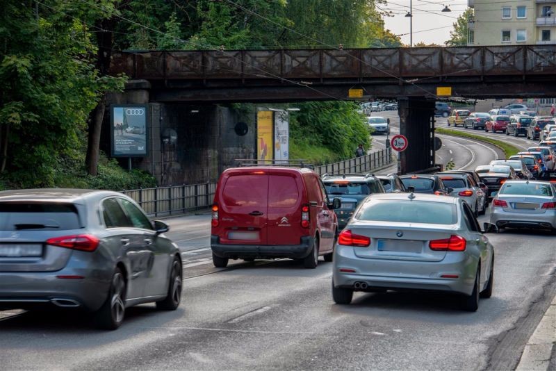 Chiemgaustr./DB-Brücke saw. li.