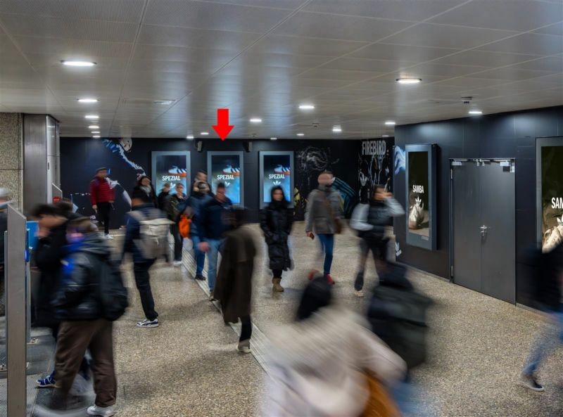 Hbf, Ebene -3 zur S-Bahn, an der Stirnwand, mi.