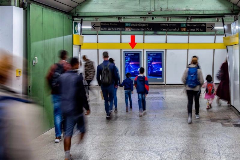 U-Bf Odeonspl.Bstg.U4/U5,Zug.L.U3/U4,li.