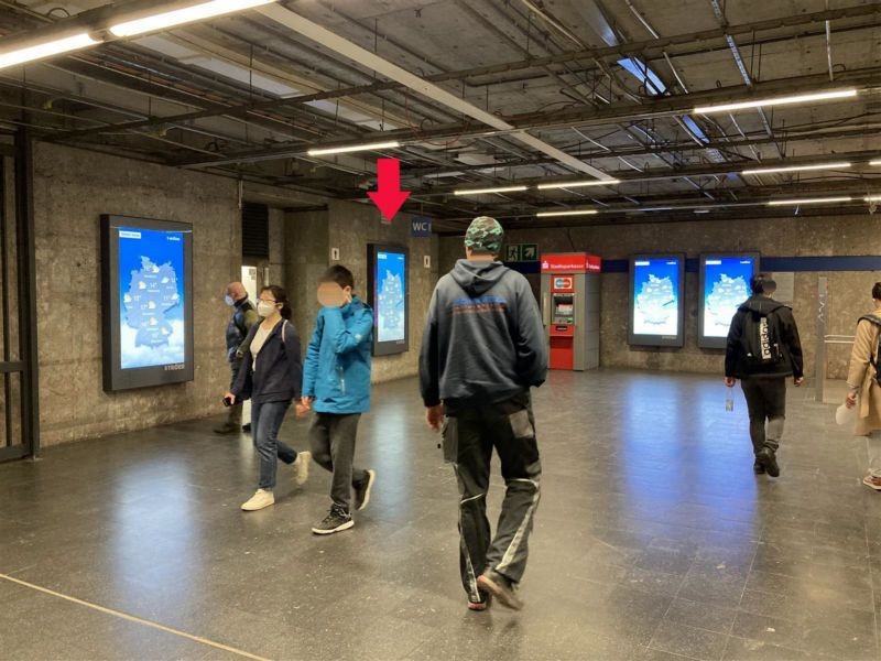 U-Bf Universität,UG1,Ausg.G.-Sch.-Pl.geg.Rolltr.re