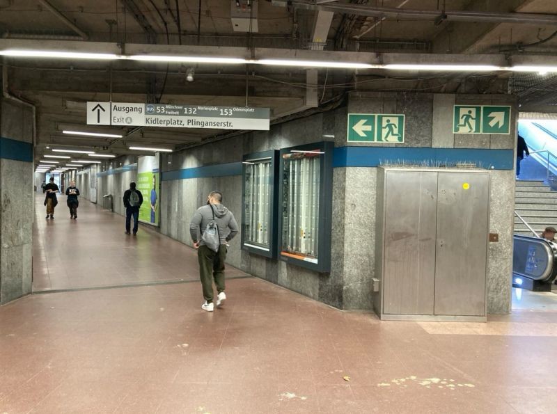 U-Bf Harras Schalterhalle Ost, 1. Sto., links