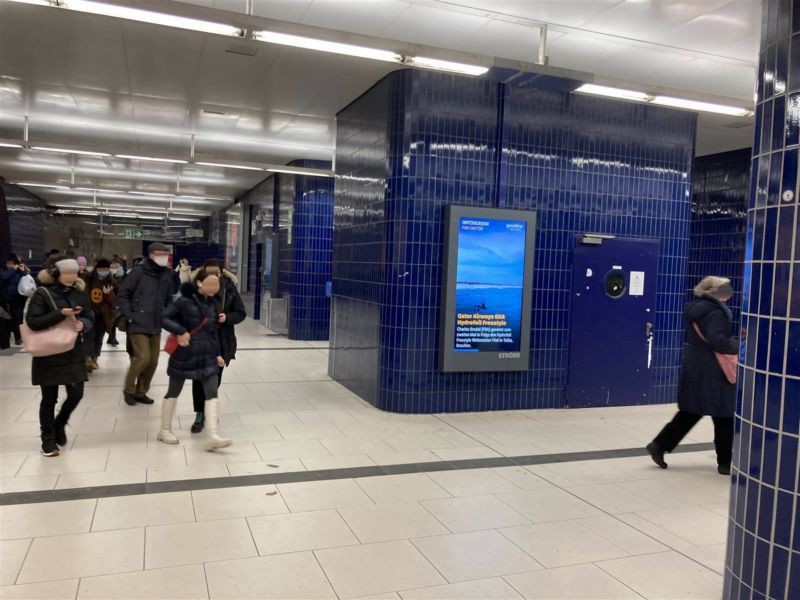 U-Bf Marienpl., UG 4, Säule, li. neben Tür