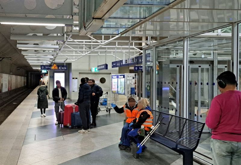 S-Bf Flughafen,Gl.2,li.neb.Notausg.,Ri.Term.1