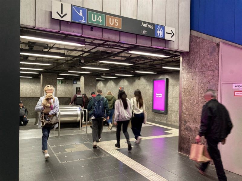 U-Bf Odeonspl.,Bstg. Süd,Durchg.5.Sto, Ri. Lift-01