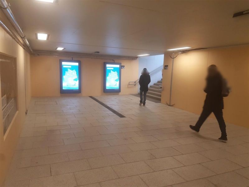 Hbf, südl. Ufg.,Stirnseite Aufg.Bstg. 10, li