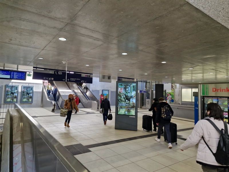 Hbf, zw. Gl. 1/2, Ri. EG, li. Sto.