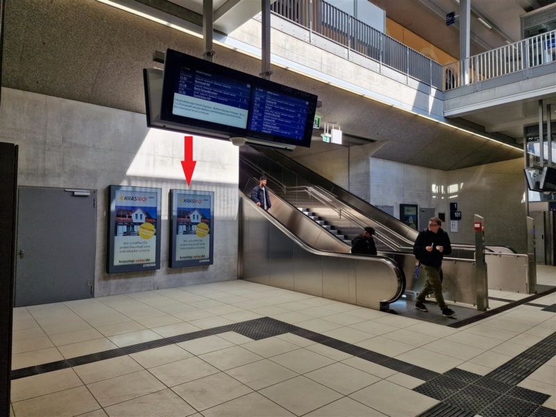 Hbf, li. v. Aufgang EG, re. Sto.