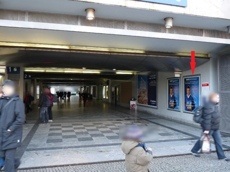 S-Bf Spandau, re.v. Eing. Seegefelder Str., 4.Sto.