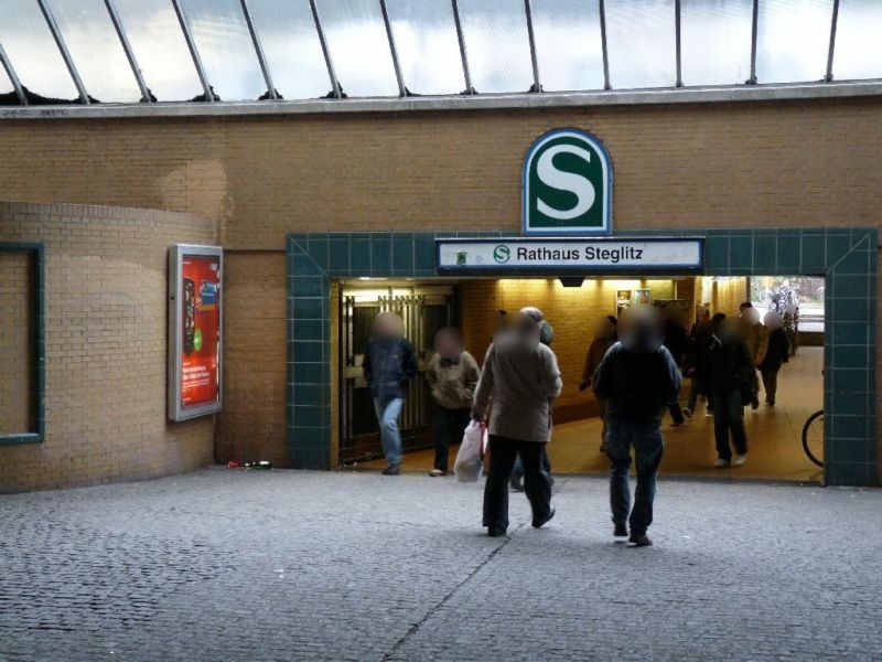 S-Bf Rath. Steglitz, li. vor Eingang S-Bahn
