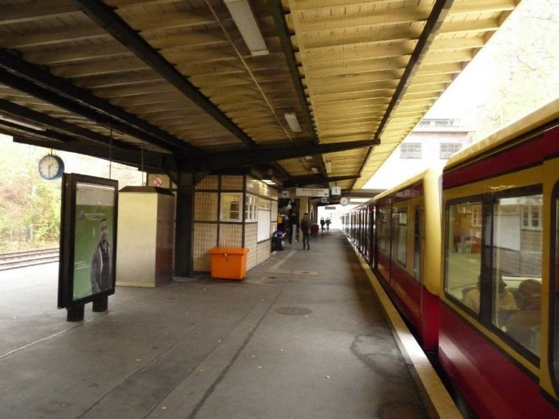 S-Bf Sundgauer Str., Bstg.Gl.1, Ri.Wannsee, 2.Sto.