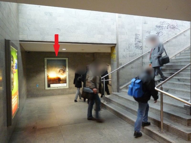 S-Bf Friedrichstr., Ostaufg., Tr.abg, re, 3.Sto.