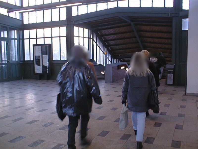 S-Bf Westend,Bahnhofshalle, neb. Rolltreppe