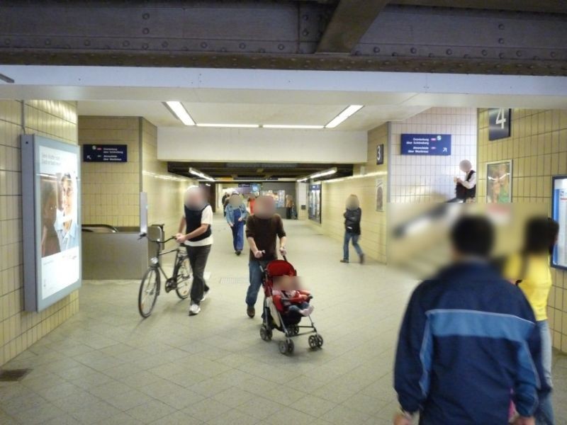 S-Bf Wannsee, Durchg., neb.Rolltr. geg.Abg. Bstg.
