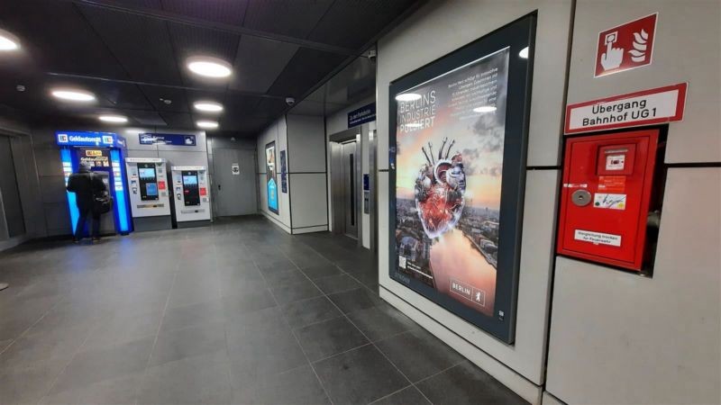 Hbf, Ebene -1, rechter Parkhauszugang, re.