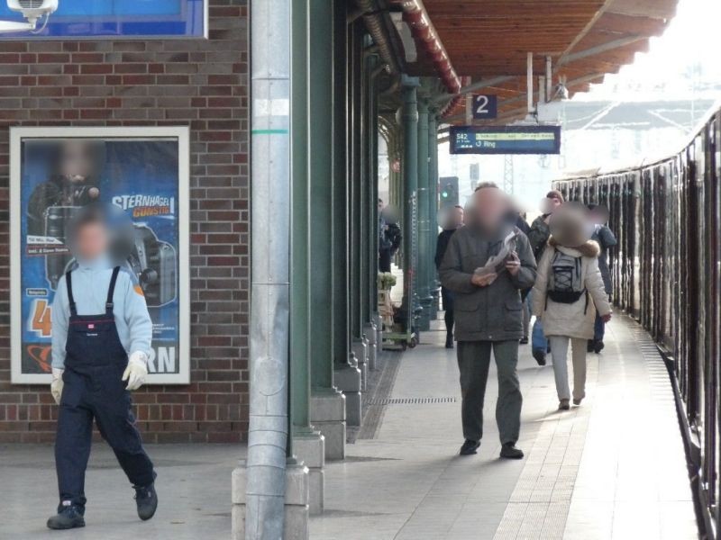 S-Bf Westend, Bstg., RS Fahrstuhlschacht, re.