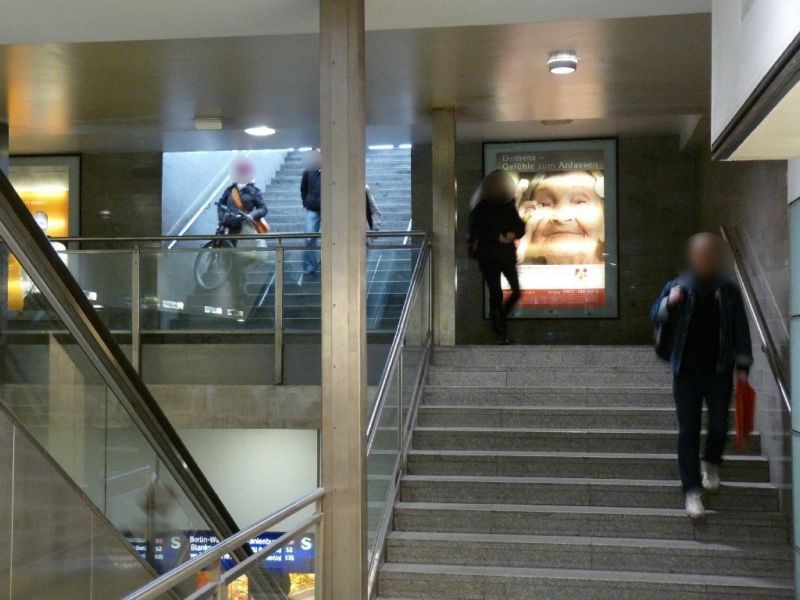 S-Bf Friedrichstr., Westaufg., re. neben Treppe