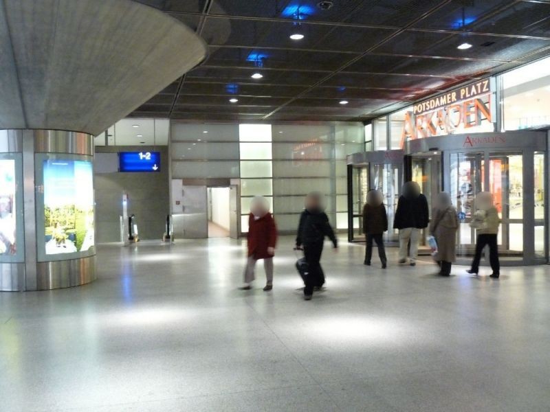S-Bf Potsdamer Pl., Eing. Arkaden geg. Drehtür li.