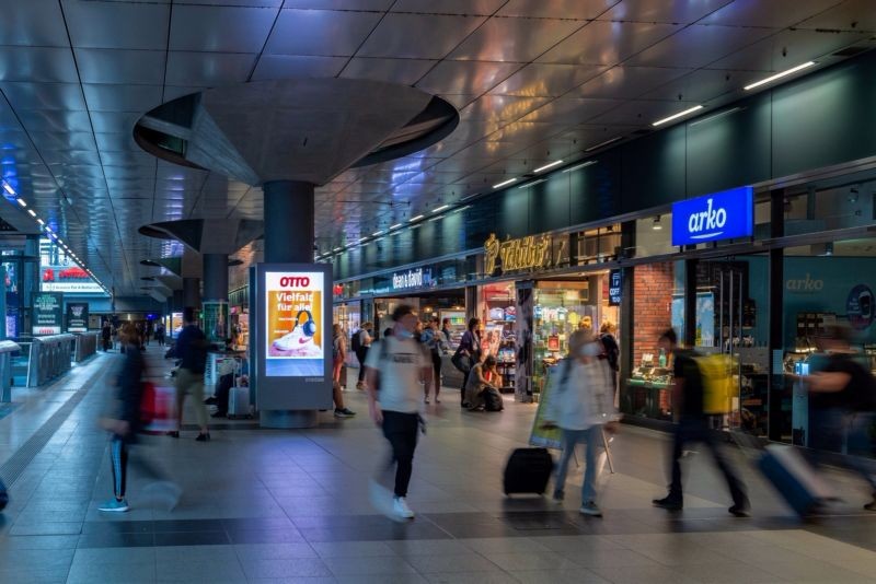 Hbf, E-1, Ostseite Säule 4, Sicht S