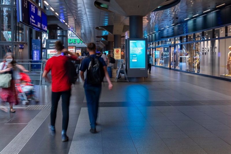 Hbf, E-1, Westseite Säule 2, Sicht N