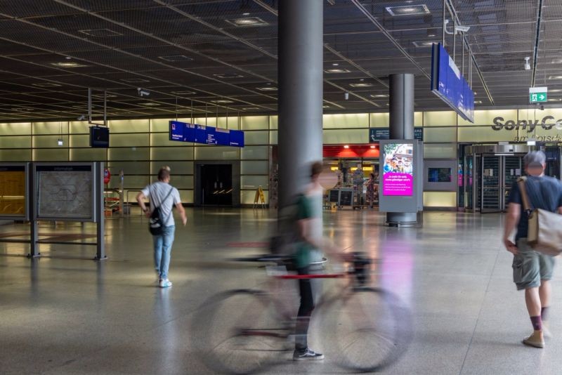 S-Bf PotsdamerPlatz,Nordpass.li.Säule Fahrtr.
