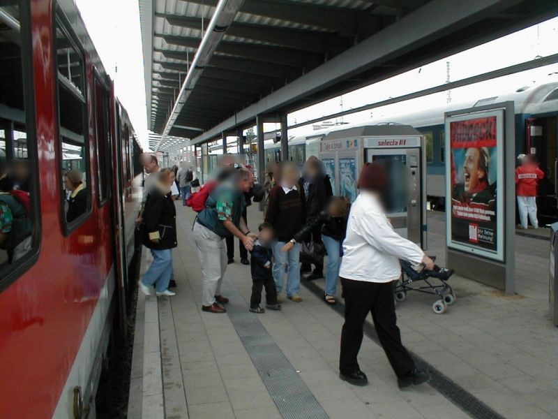 Hbf, Bstg., Gleis 11 neb. Getränkeautomat
