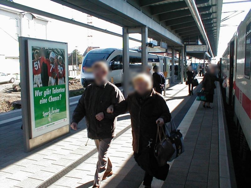 Hbf, Bstg., Gleis 2, neb. Getränkeautomat