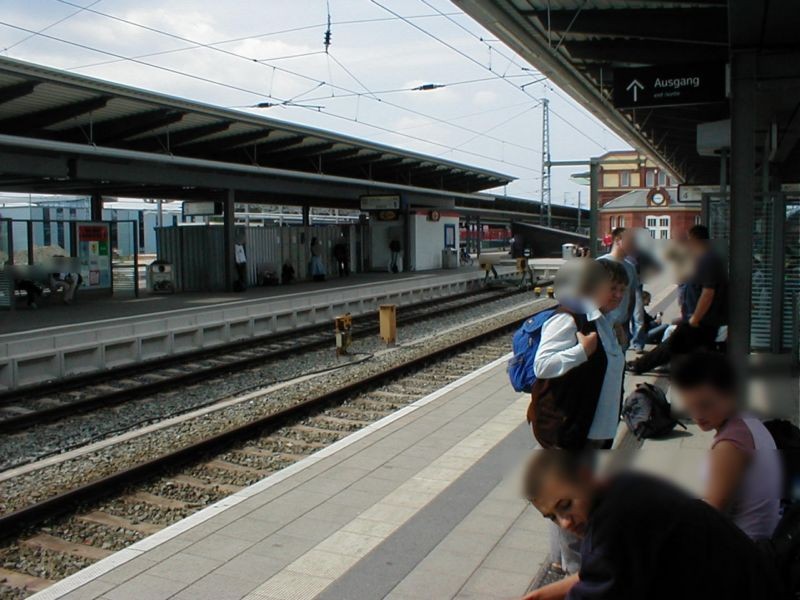 Hbf, Bstg., Gleis 5,in Sitzgruppe,Bereich A-B